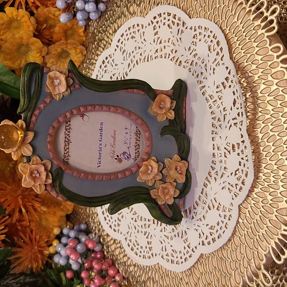 Noble Excellence Victoria's Garden 3D Floral Oval Photo Frame 3.5" x 5" x .5" - Picture 3 of 7